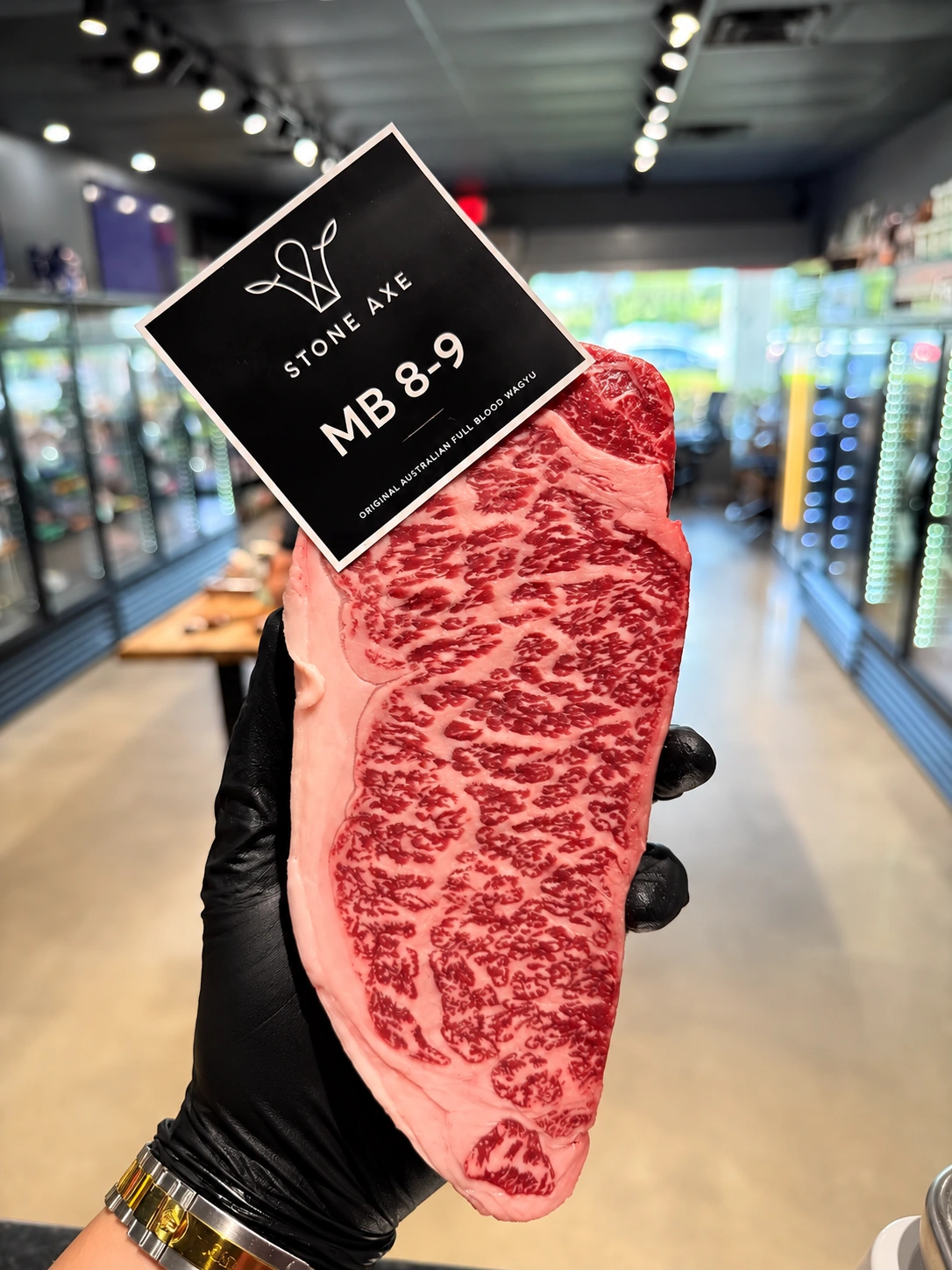 Picanha Wagyu com marmoreio e etiqueta Stone Axe MB 8–9 fotografada no talho